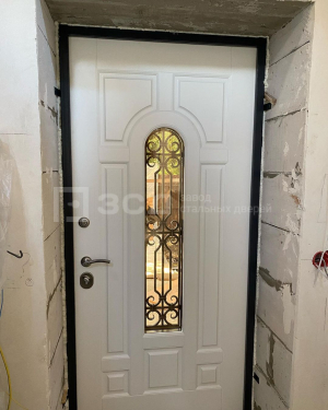 Белая входная дверь в дом - фото