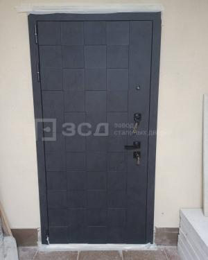 Входная усиленная дверь цвета пепельный бетон с броненакладками - фото