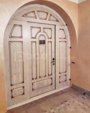 Массивная дверь окрашенная патиной с утеплителем - фото
